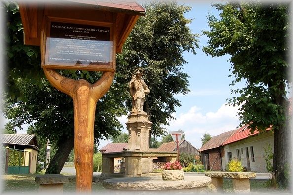 sloup se sochou sv. Jana Nepomuckého
